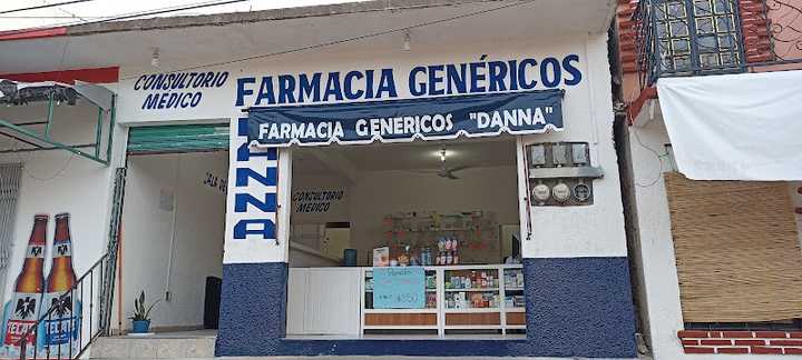 Fotografia tomada fuera de Farmacias genéricos DANNA y consultorio médico. - Médico de familia en Santa María Huatulco, Oax.