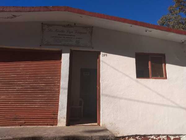 Fotografia tomada fuera de Dr. Nicolás Ceja Vázquez - Médico de familia en San Pedro Tacaro, Mich.