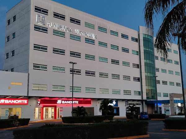 Fotografia tomada fuera de Torre Milenium - Médico en Mérida, Yuc.