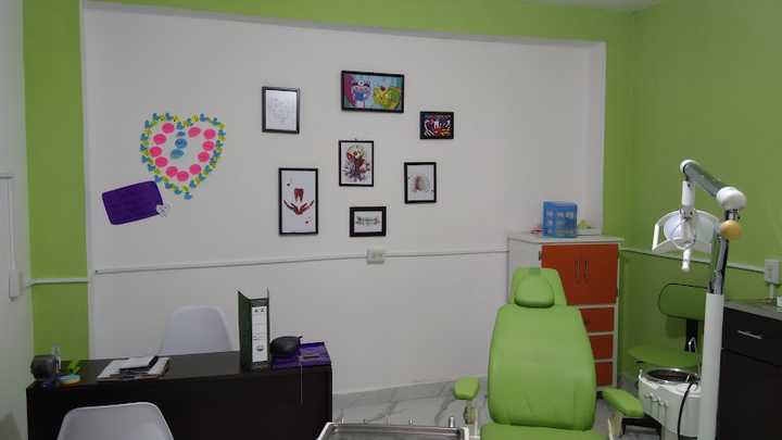 Fotografia tomada fuera de Consultorio Dental y Depósito Dental La Cúspide de Tetela - Dr. Eduardo Cobilt. - Dentista en Cdad. de Tetela de Ocampo, Pue.