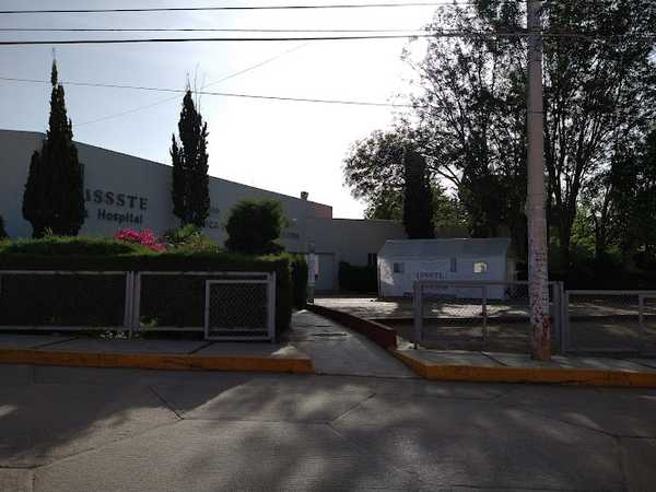 Fotografia tomada fuera de Clínica Issste Subdirección Medica de Comitan - Oficina de la Seguridad Social en Comitán de Domínguez, Chis.