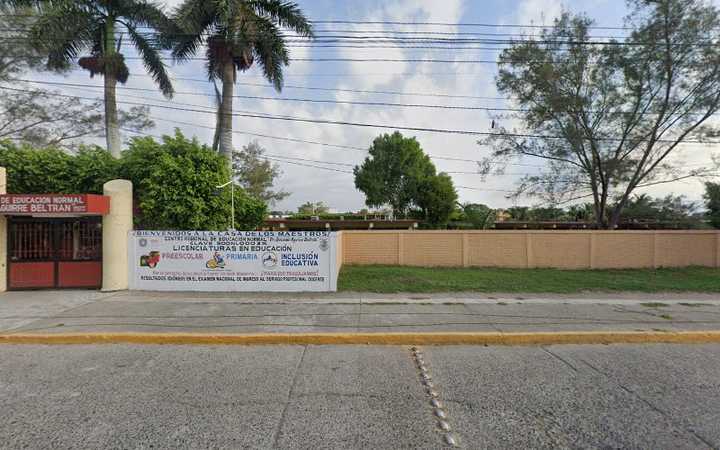 Fotografia tomada fuera de Centro Regional de Educacion Normal Doctor Gonzalo Aguirre Beltran - Universidad en Túxpam de Rodríguez Cano, Ver.
