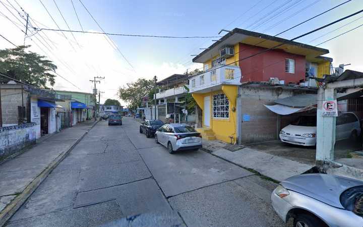 Fotografia tomada fuera de DENTOPOLIS - Oficina médica en Nanchital de Lázaro Cárdenas del Río, Ver.