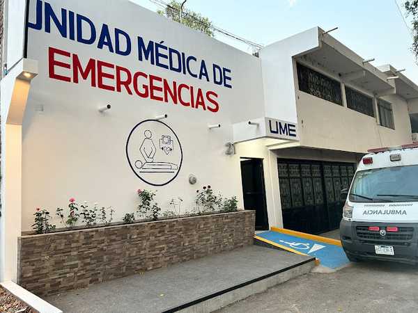 Fotografia tomada fuera de Unidad de médica de emergencias - Hospital en Los Reyes de Salgado, Mich.